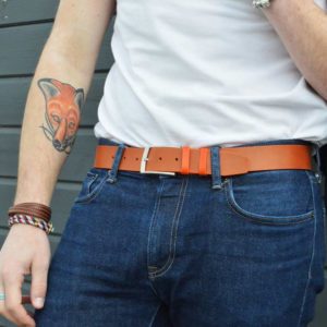 ceinture en cuir bicolore marron et orange porté sur un jean brut